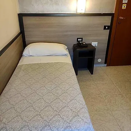 Salus Hotel *