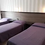 Salus * Milánó