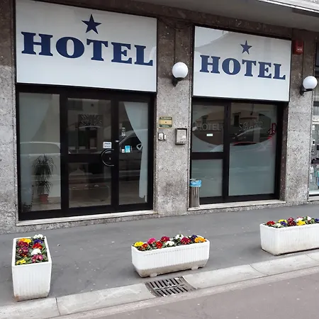 Salus Hotel *